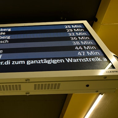 Die Anzeigetafeln der Kölner Verkehrsbetriebe (KVB) zeigen an, dass die Gewerkschaft Verdi für Dienstag, den 14. Februar, zu einem Warnstreik bei der KVB aufgerufen hat.