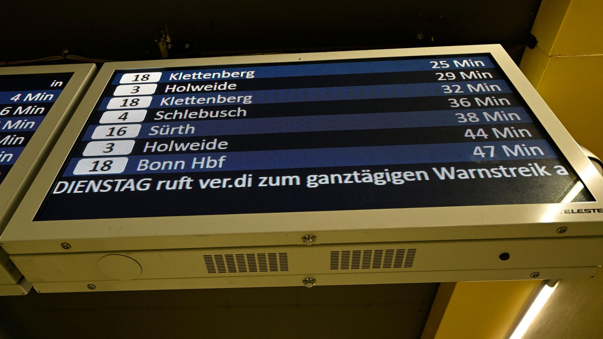 Die Anzeigetafeln der Kölner Verkehrsbetriebe (KVB) zeigen an, dass die Gewerkschaft Verdi für Dienstag, den 14. Februar, zu einem Warnstreik bei der KVB aufgerufen hat.