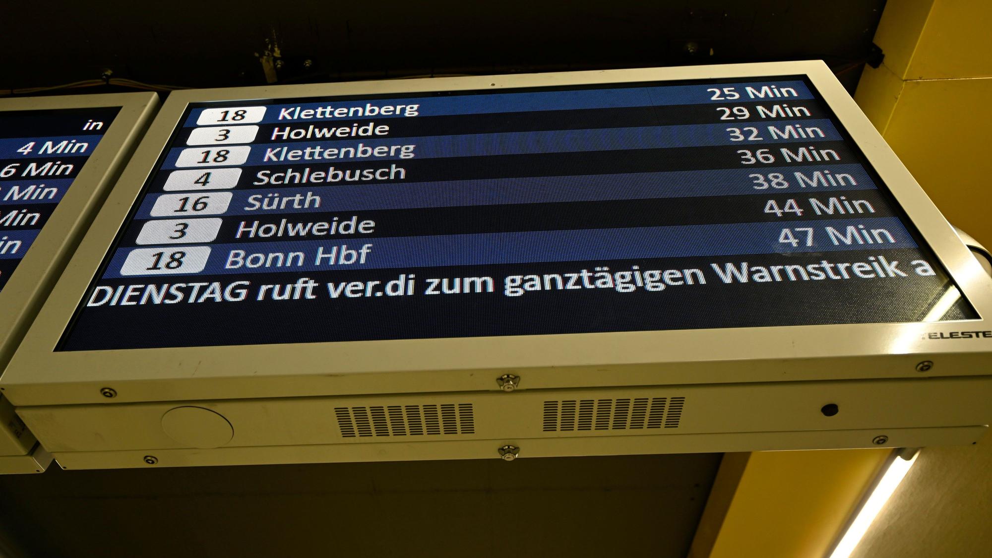 Die Anzeigetafeln der Kölner Verkehrsbetriebe (KVB) zeigen an, dass die Gewerkschaft Verdi für Dienstag, den 14. Februar, zu einem Warnstreik bei der KVB aufgerufen hat.
