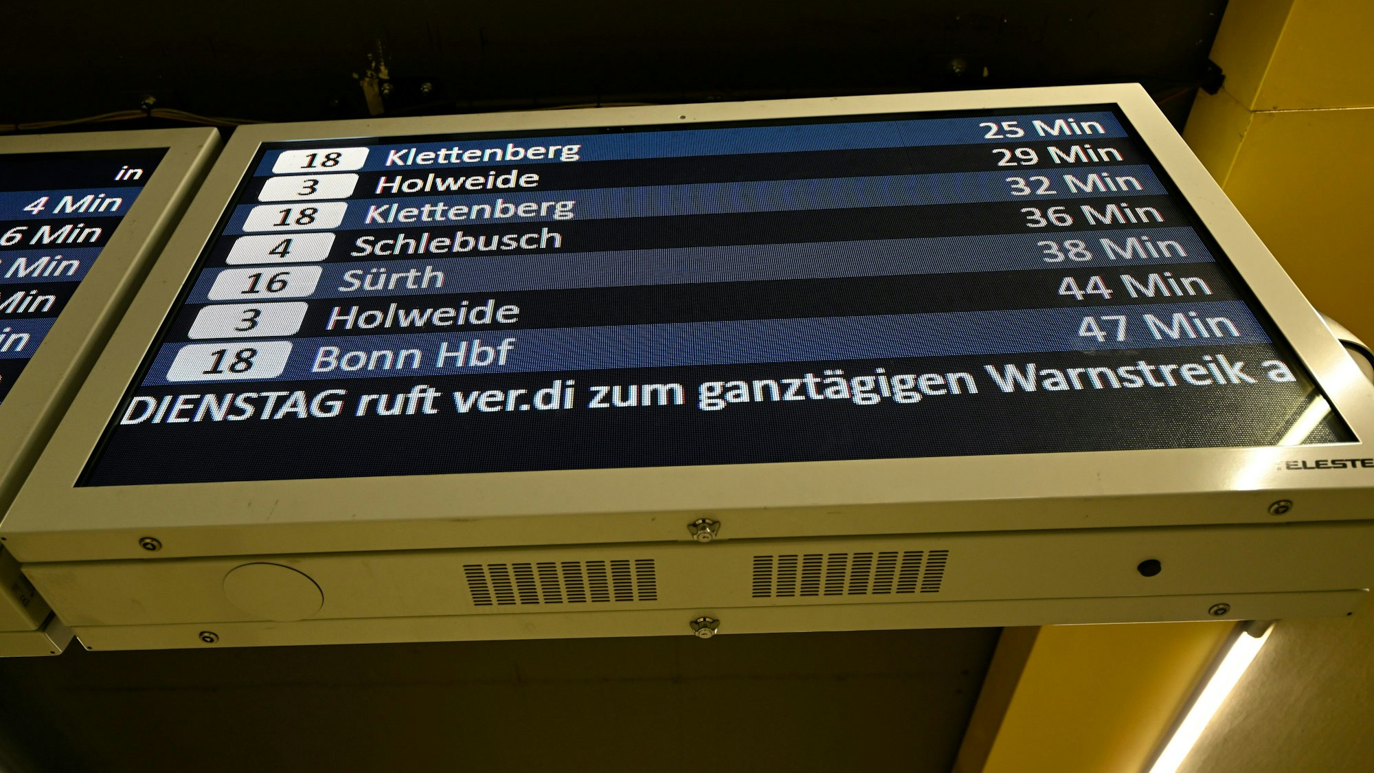 Die Anzeigetafeln der Kölner Verkehrsbetriebe (KVB) zeigen an, dass die Gewerkschaft Verdi für Dienstag, den 14. Februar, zu einem Warnstreik bei der KVB aufgerufen hat.