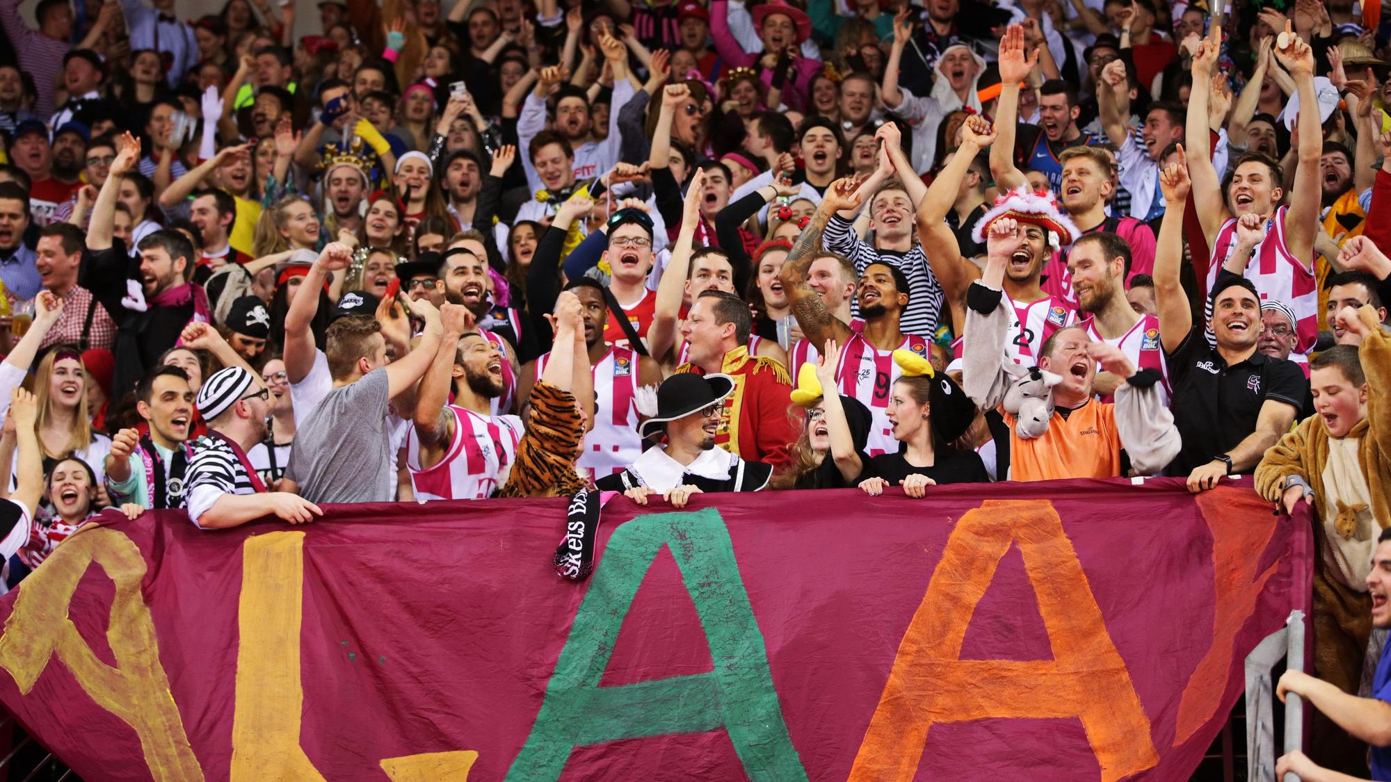Verkleidete Fans mit Spielern nach Sieg der Telekom Baskets Bonn vs. JobStairs GIESSEN 46ers im Februar 2020.