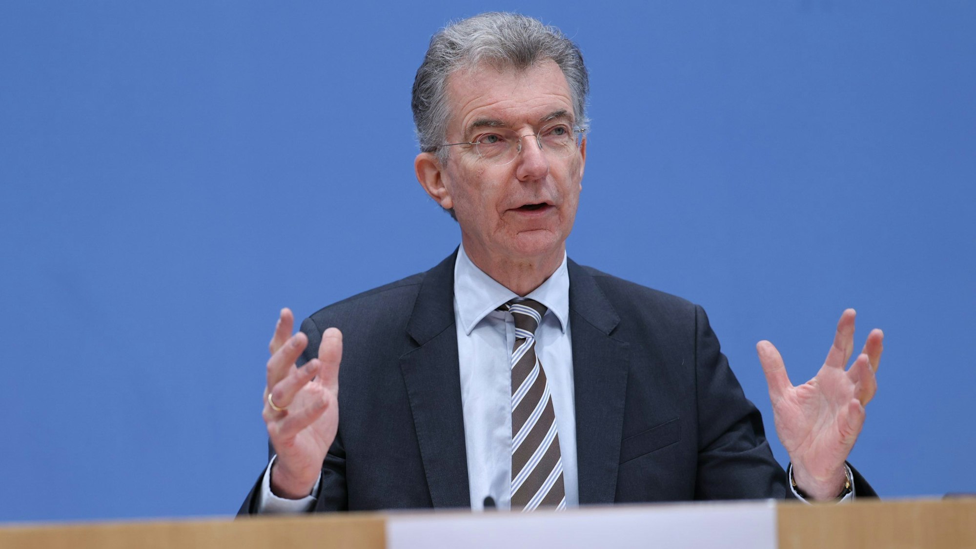 Christoph Heusgen artikuliert mit beiden Händen beim Auftakt zur Münchner Sicherheitskonferenz.
