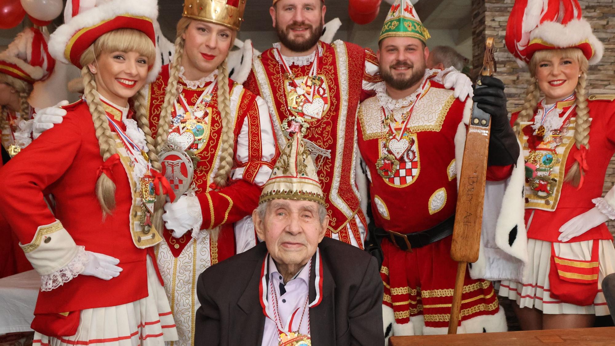 Der Jubilar Karl Röttel mit dem Engelskirchener Dreigestirn und zwei Mariechen.