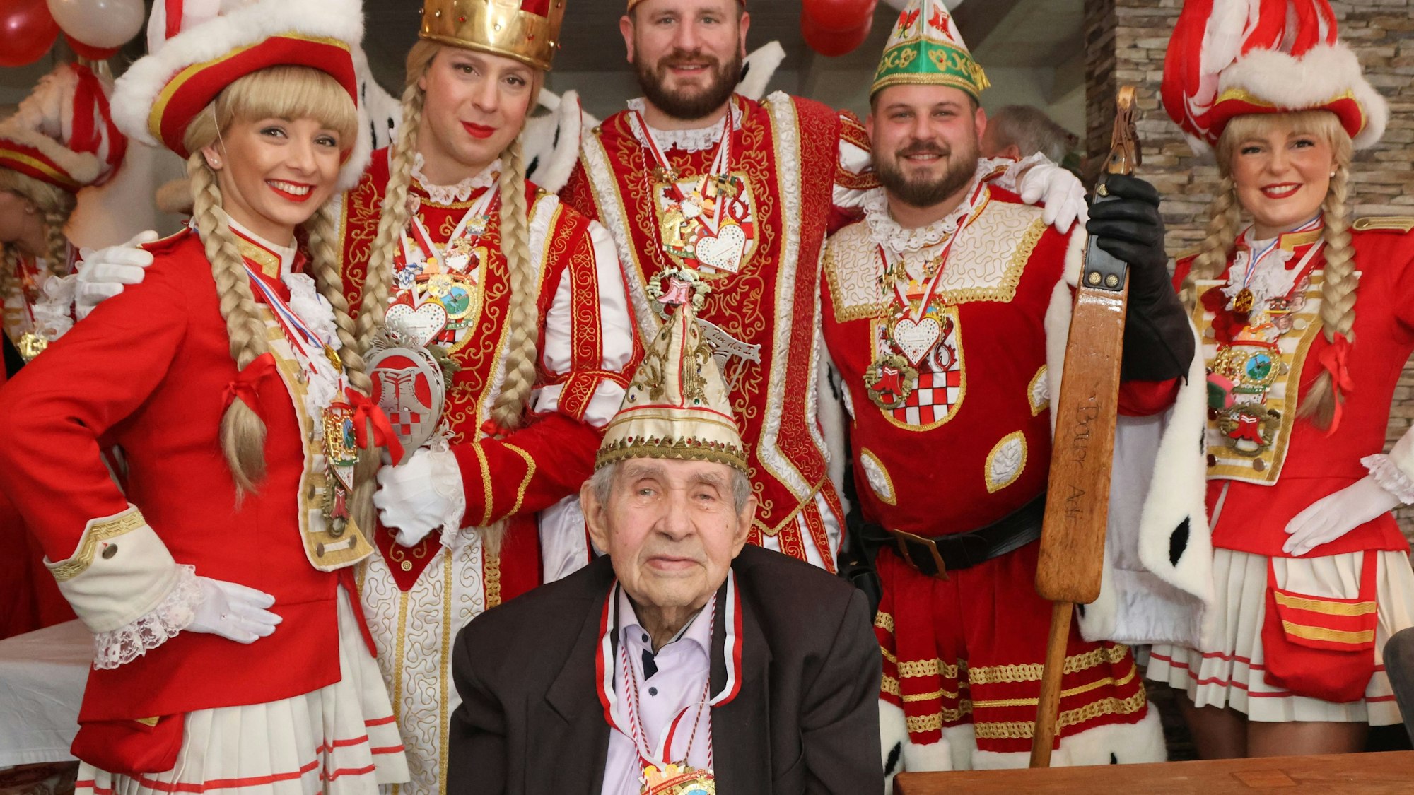 Der Jubilar Karl Röttel mit dem Engelskirchener Dreigestirn und zwei Mariechen.