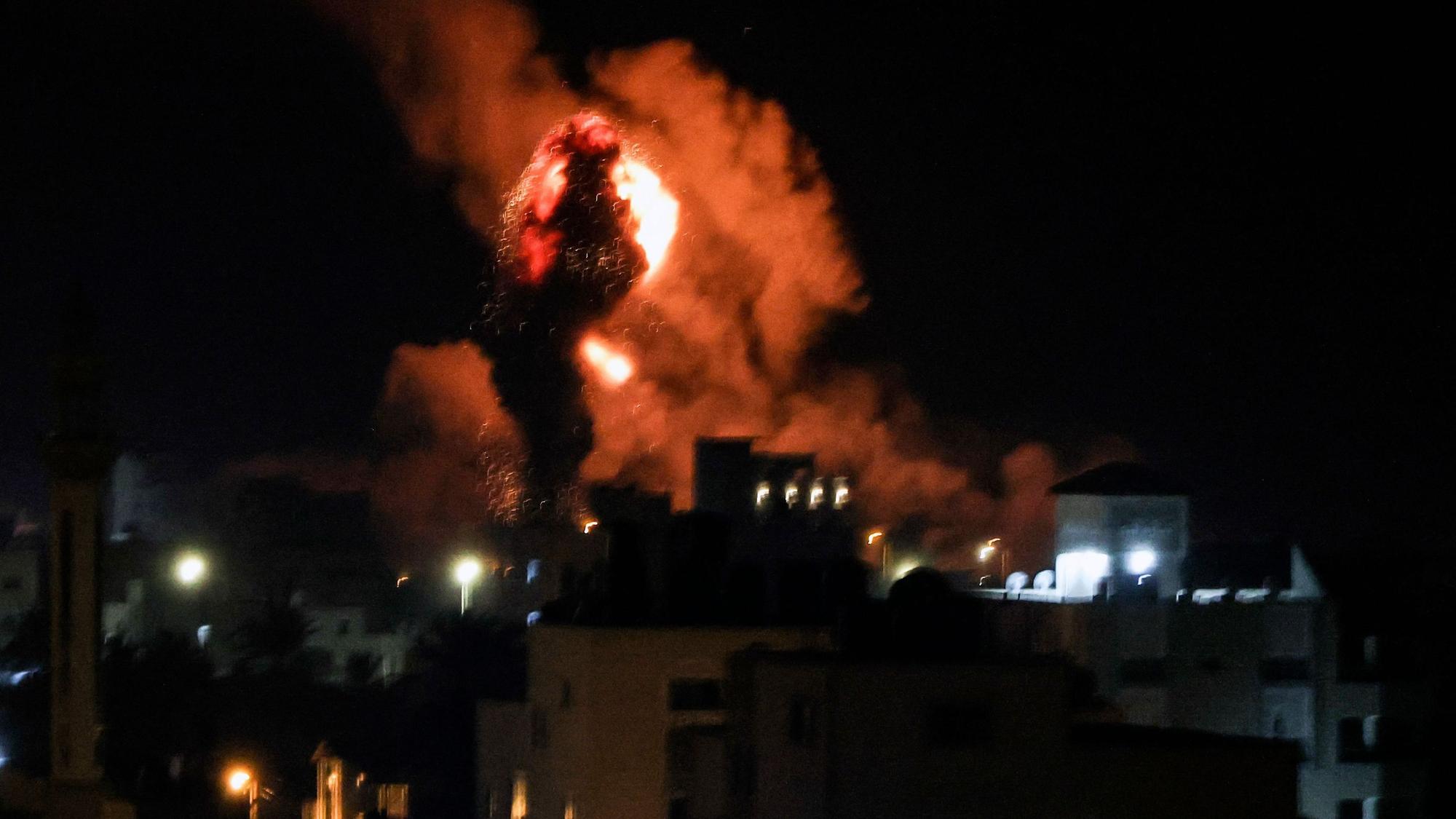 Feuer und Rauch steigen über Gebäuden im Gazastreifen auf.