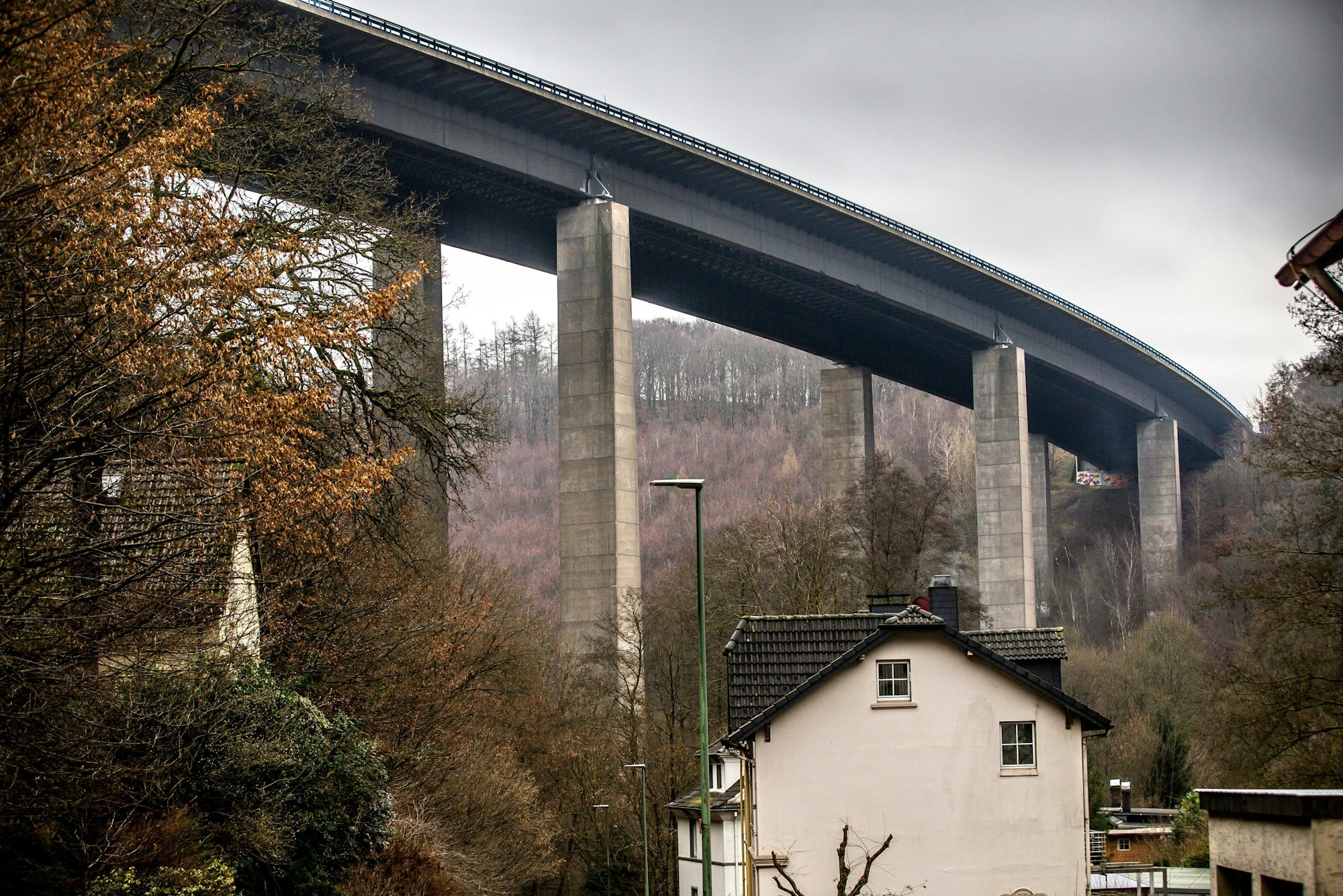 ARCHIV - 19.01.2022, Nordrhein-Westfalen, Lüdenscheid: Die gesperrte Talbrücke Rahmede der Autobahn 45 bei Lüdenscheid.