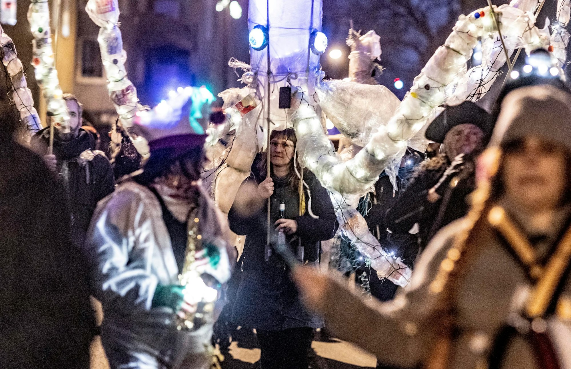 Gestalten in der Nacht beim Kölner Geisterzug.
