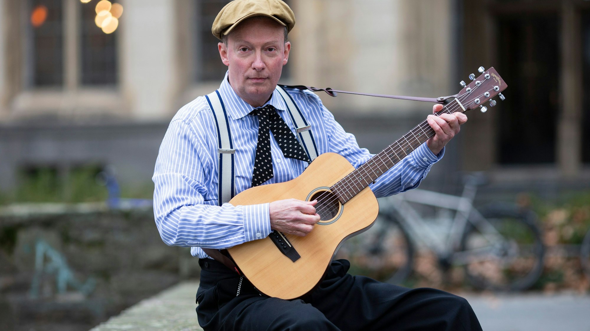 Der Mann mit der Mütze: Philipp Oebel geht mit seinen Liedern auf Tour durchs Veedel.