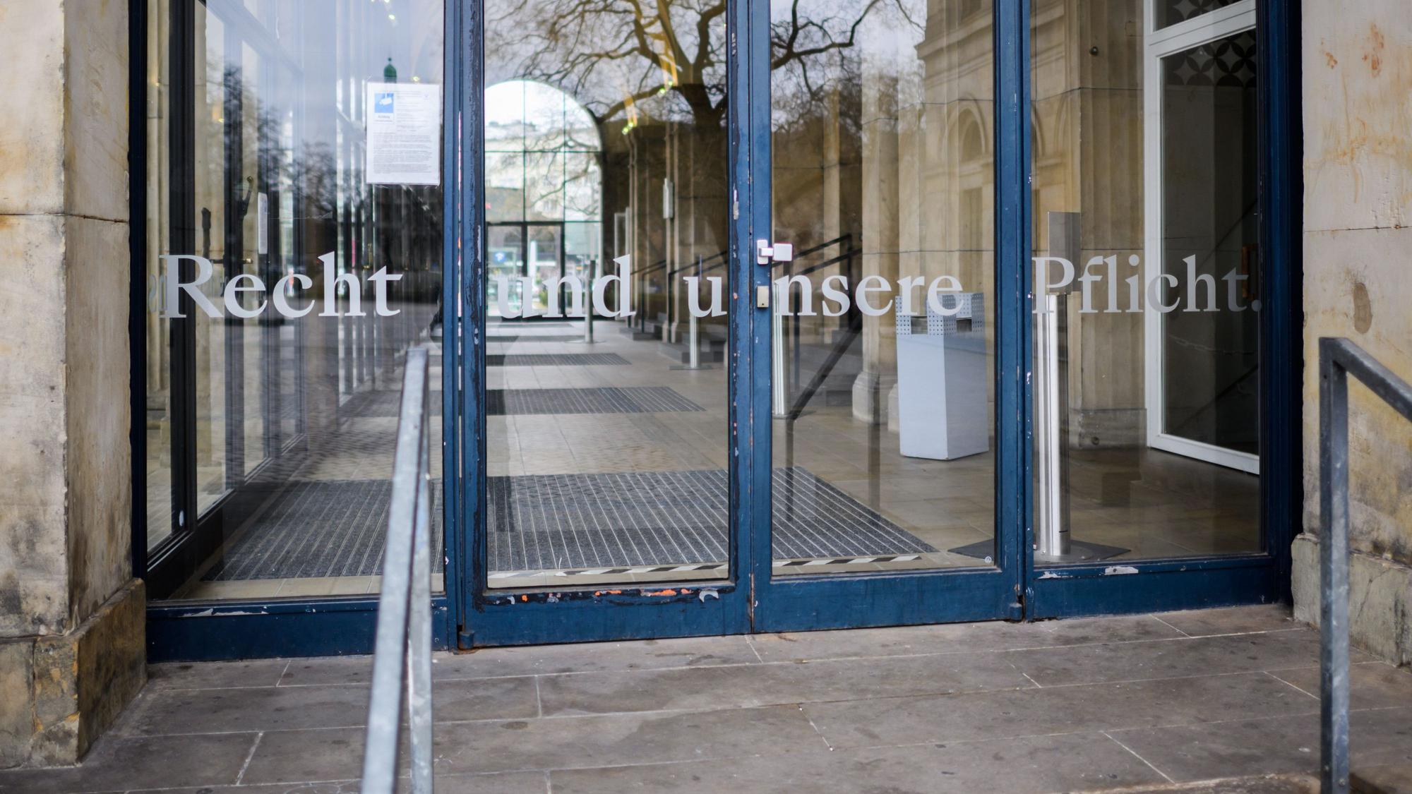 13.02.2023, Niedersachsen, Hannover: Der Teil eines Schriftzuges ·Recht uns unsere Pflicht.· klebt an einer Eingangstür der Staatsoper. Der Ballettchef der Staatsoper Hannover hat bei einer Premiere eine Zeitungs-Kritikerin mit Hundekot beschmiert.