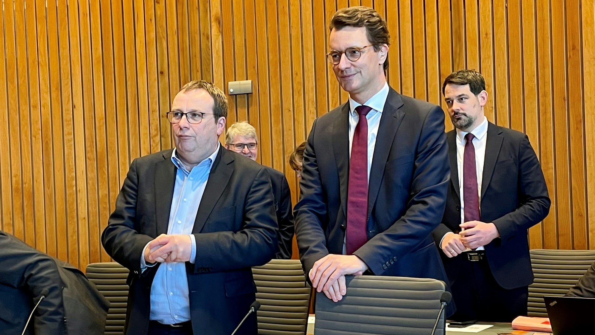 13.02.2023, Nordrhein-Westfalen, Düsseldorf: Nordrhein-Westfalens Verkehrsminister Oliver Krischer (Bündnis 90/Die Grünen, l) und Nordrhein-Westfalens Ministerpräsident Hendrik Wüst (CDU, vorne rechts) kommen zu einer Sondersitzung des Verkehrsausschusses.