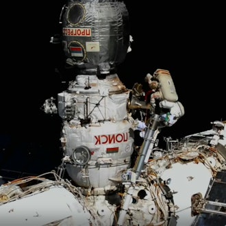 Der russische Kosmonaut Oleg Artemjew und seine italienische Kollegin Samantha Cristoforetti arbeiten bei einem Außeneinsatz an der Raumstation ISS.