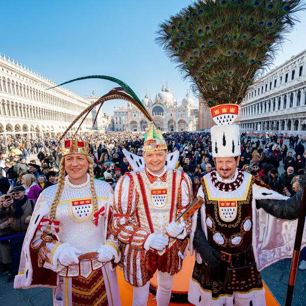 Auftritt auf dem Markusplatz: Das Dreigestirn der Roten Funken grüßt die Feiernden im italienischen Venedig.