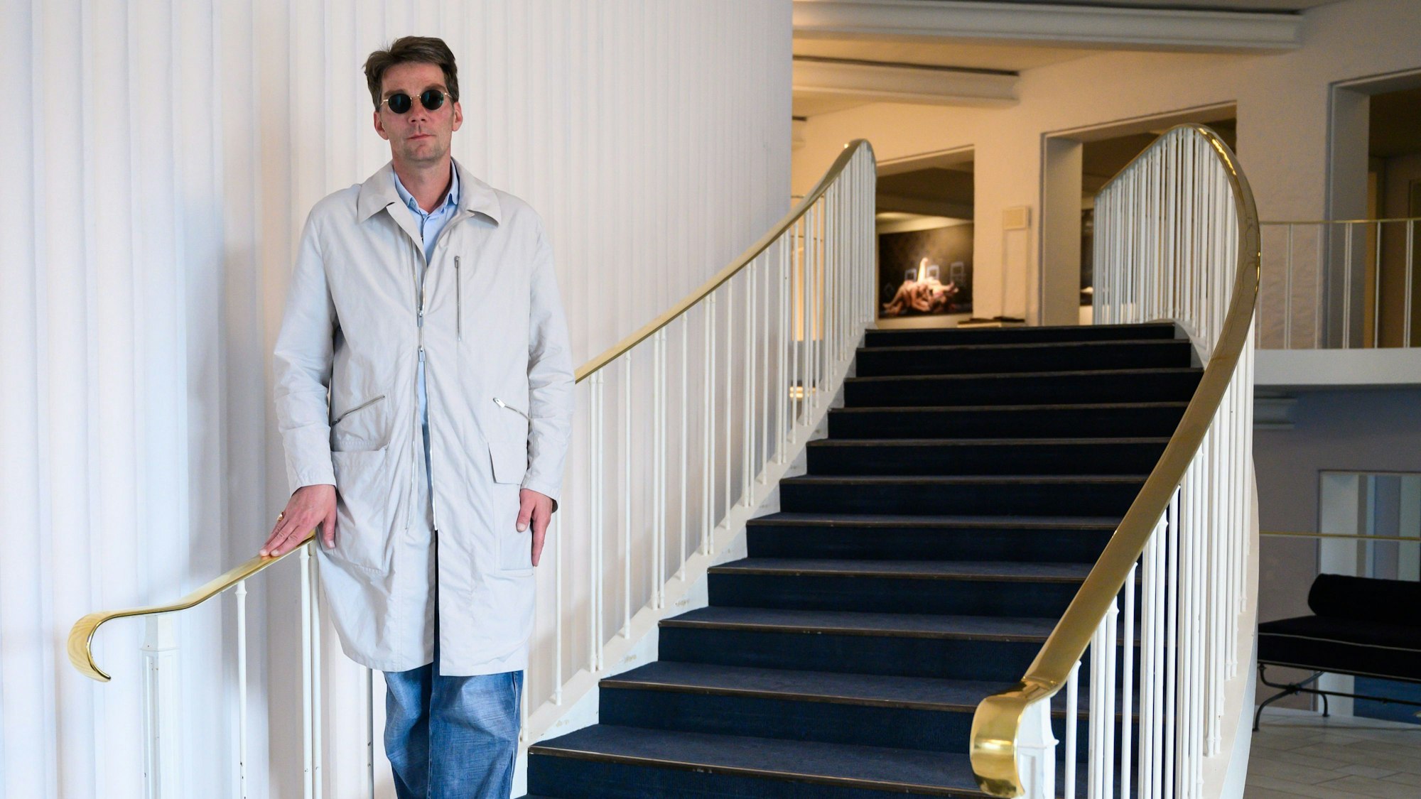 Marco Goecke, Ballettdirektor der Staatsoper Hannover, steht im Foyer der Staatsoper.