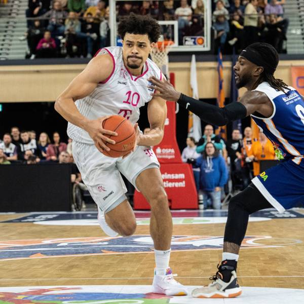 Collin Malcolm (.) überläuft hier Jequan Lewis. Er steuerte sieben Punkte bei.