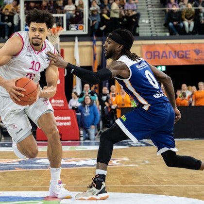 Collin Malcolm (.) überläuft hier Jequan Lewis. Er steuerte sieben Punkte bei.