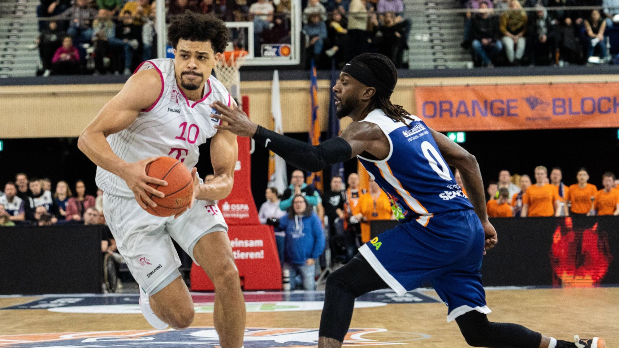Collin Malcolm (.) überläuft hier Jequan Lewis. Er steuerte sieben Punkte bei.