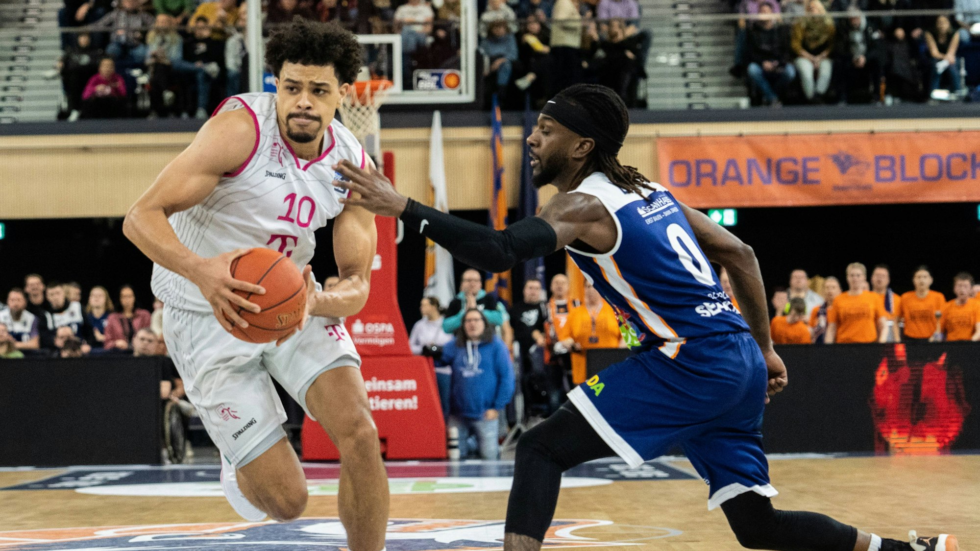 Collin Malcolm (.) überläuft hier Jequan Lewis. Er steuerte sieben Punkte bei.