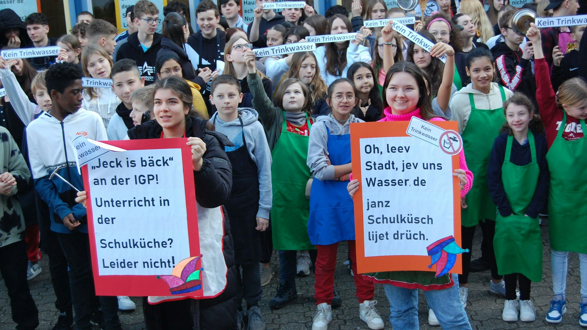 Schüler des Hauswirtschaftsunterrichts der Integrierten Gesamtschule Paffrath (IGP) protestieren: Es gibt kein Wasser in den Schulküchen.