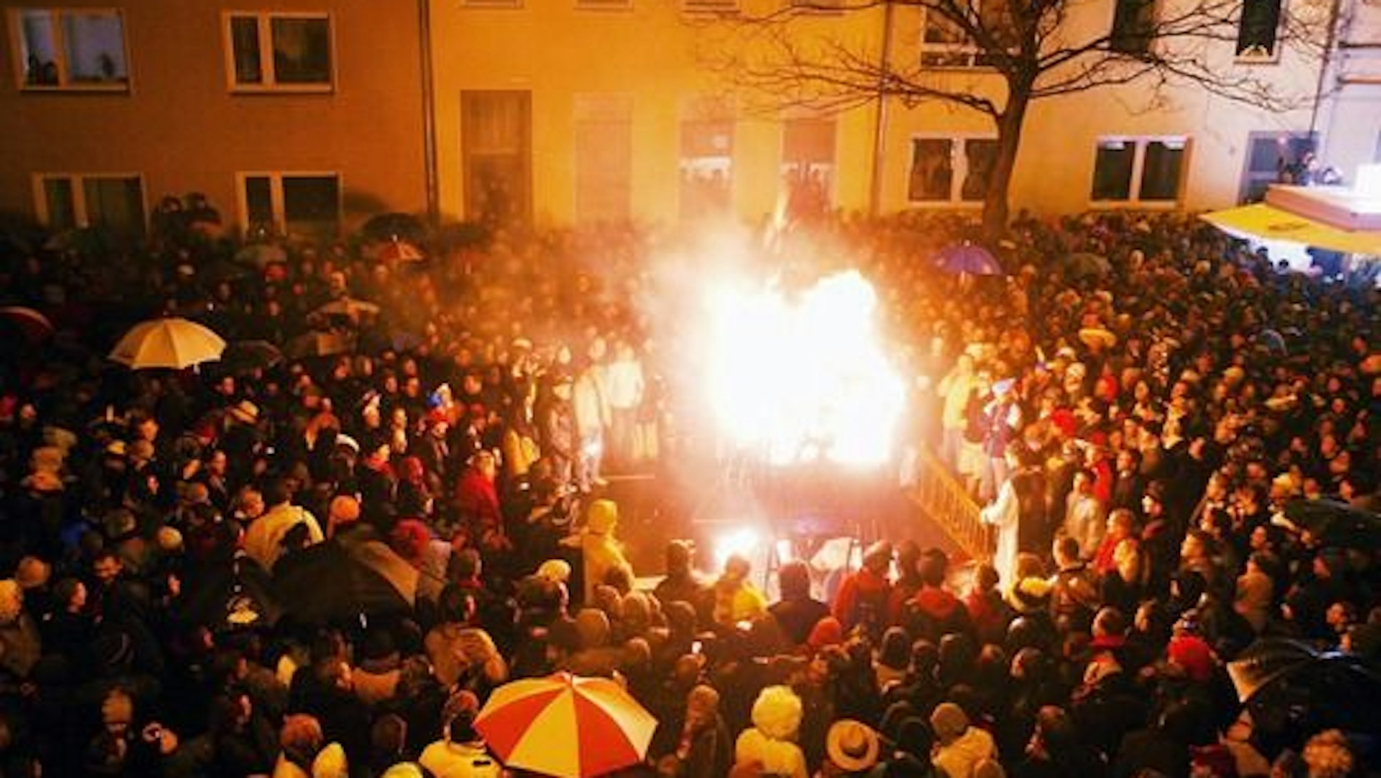 Nubbelverbrennung auf der Roonstraße Archivbild