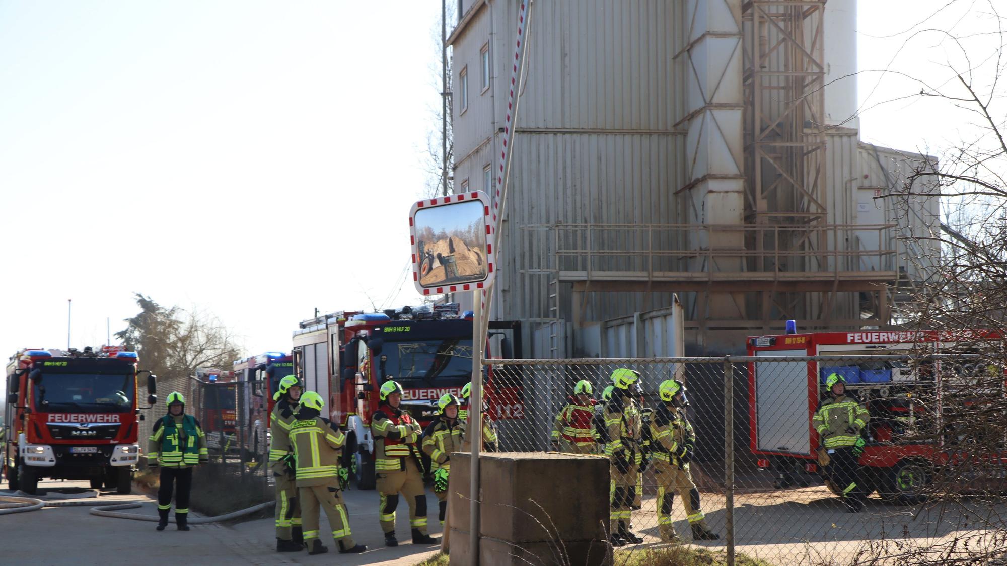 Rund 50 Feuerwehrleute aus dem gesamten Bornheimer Süden waren an dem Förderturm im Einsatz.
