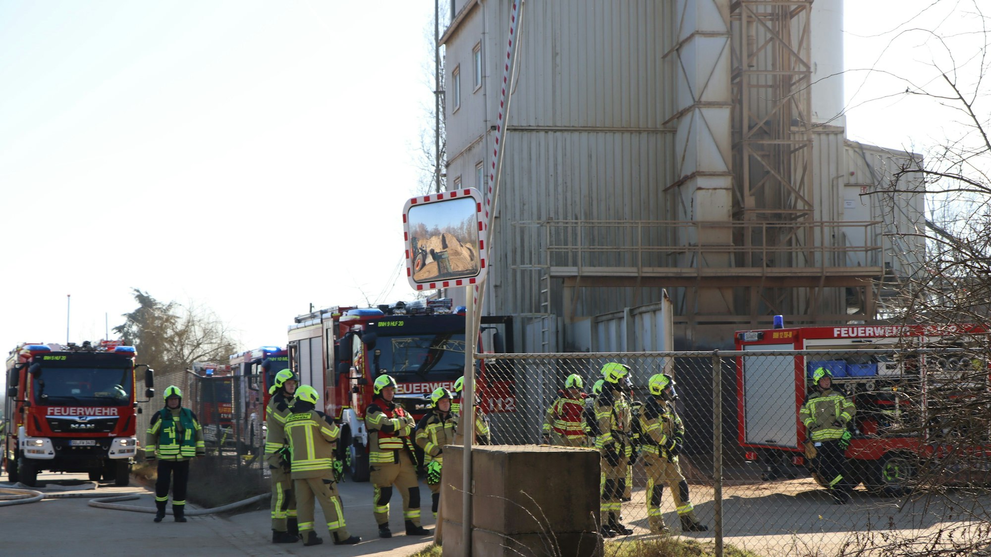 Rund 50 Feuerwehrleute aus dem gesamten Bornheimer Süden waren an dem Förderturm im Einsatz.