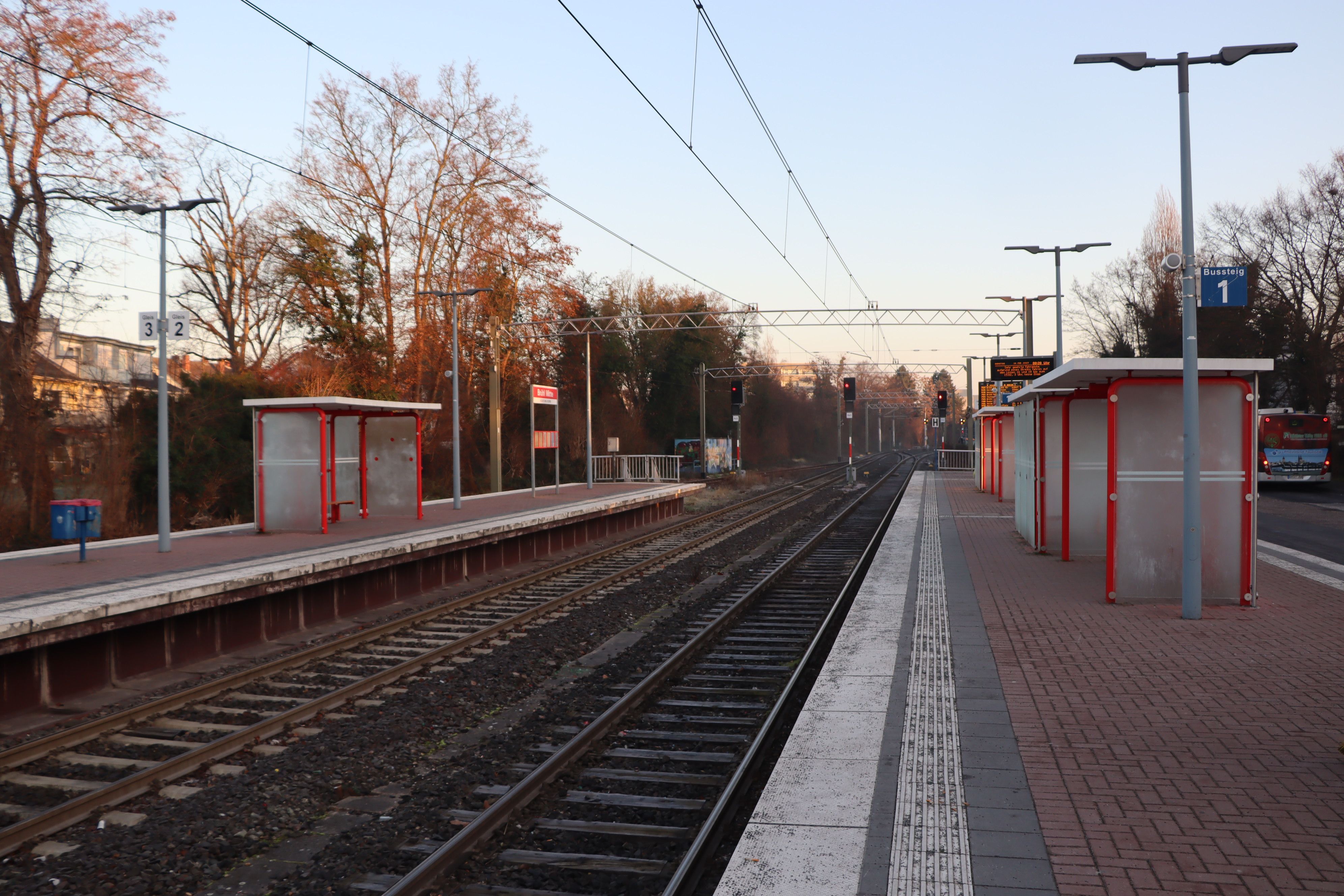 Das Foto zeigt die Haltestelle Brühl-Mitte. Dort sollen zwei junge Männer einem 16-Jährigen das Rad gestohlen haben.