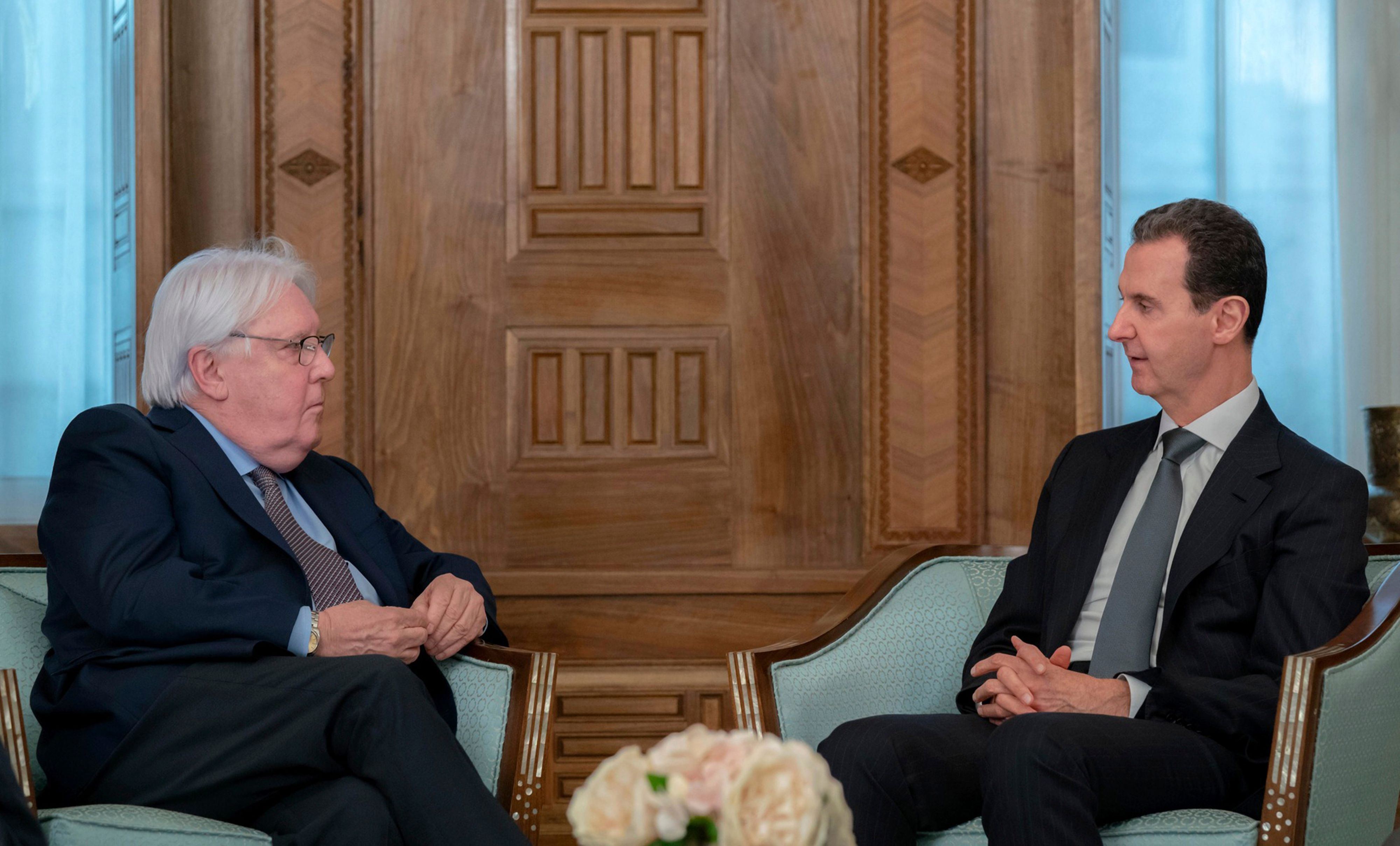 Syrien, Damaskus: Auf diesem Foto, das auf der offiziellen Facebook-Seite der syrischen Präsidentschaft veröffentlicht wurde, trifft sich Baschar al-Assad (r), Präsident von Syrien, mit Martin Griffiths, UN-Nothilfekoordinator.