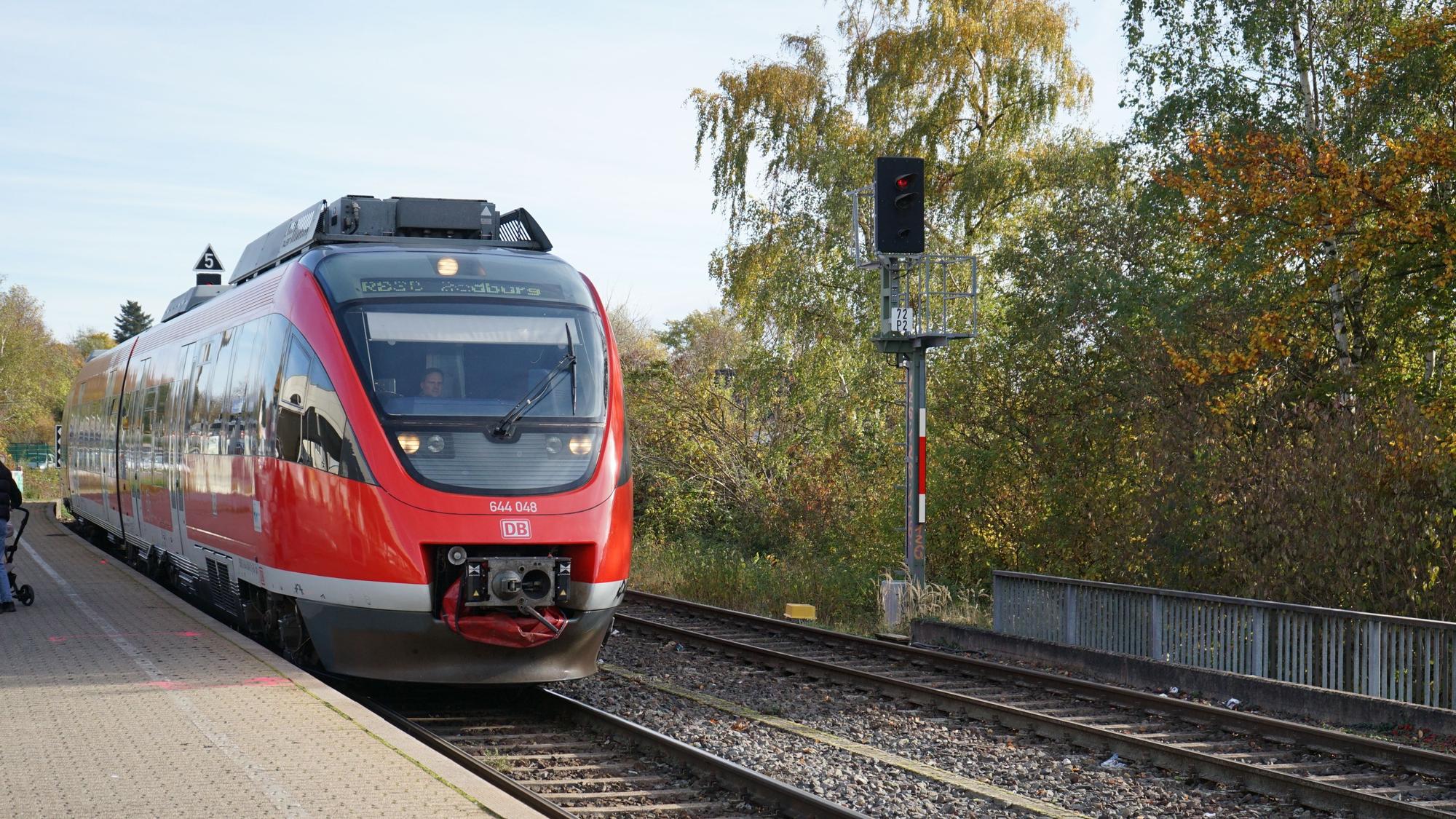 Das Foto zeigt eine rote Regionalbahn. Dort hatte die Frau aus Elsdorf ihre Handtasche mit Geld und Ausweisdokumenten vergessen.