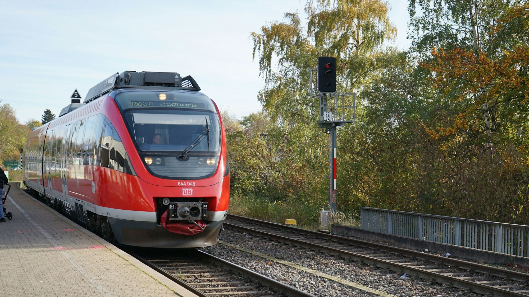 Das Foto zeigt eine rote Regionalbahn. Dort hatte die Frau aus Elsdorf ihre Handtasche mit Geld und Ausweisdokumenten vergessen.
