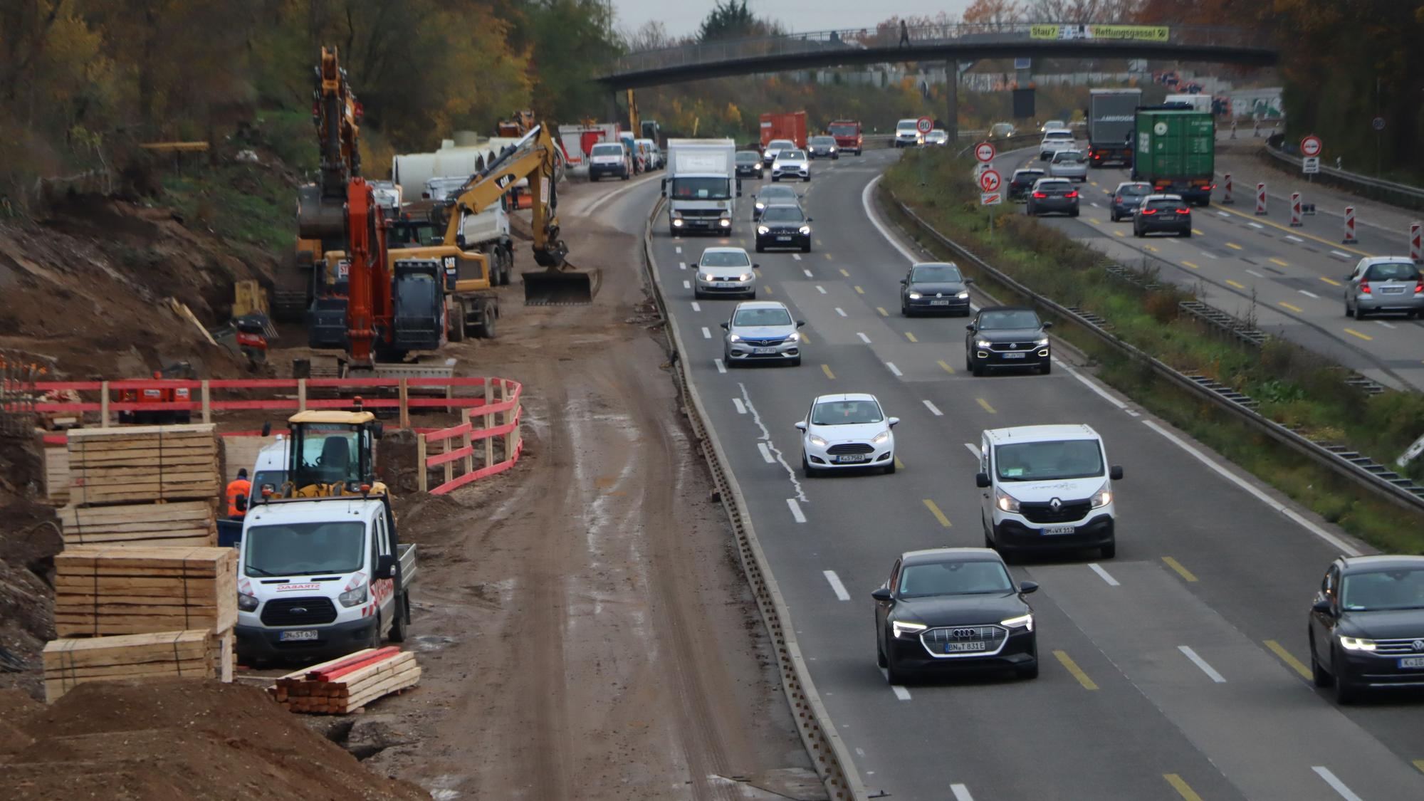 Das Foto von Dezember 2022 zeigt eine Baustelle auf der Autobahn 555.
