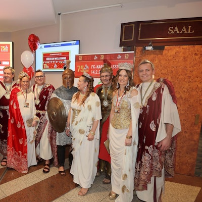 Präsidium und Vorstand des 1. FC Köln waren als Römer verkleidet.