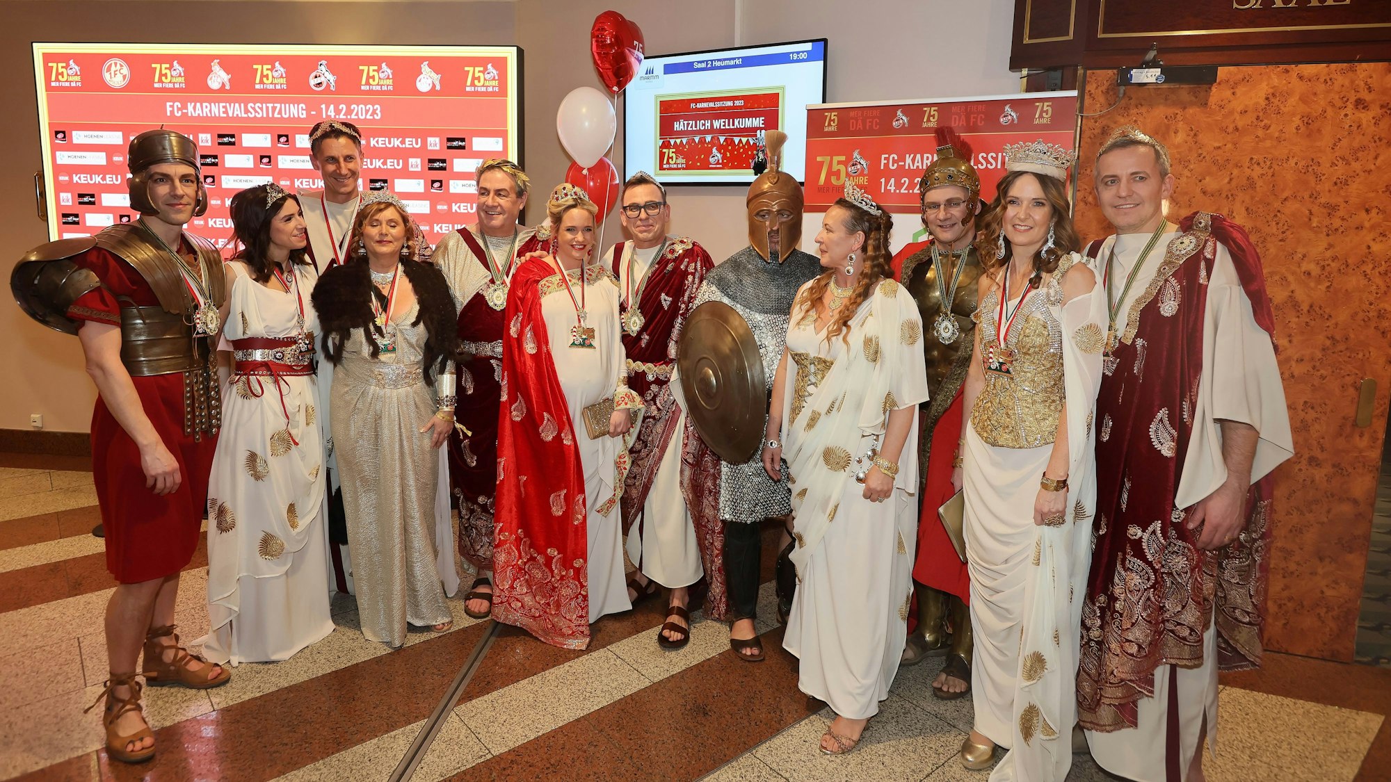 Präsidium und Vorstand des 1. FC Köln waren als Römer verkleidet.