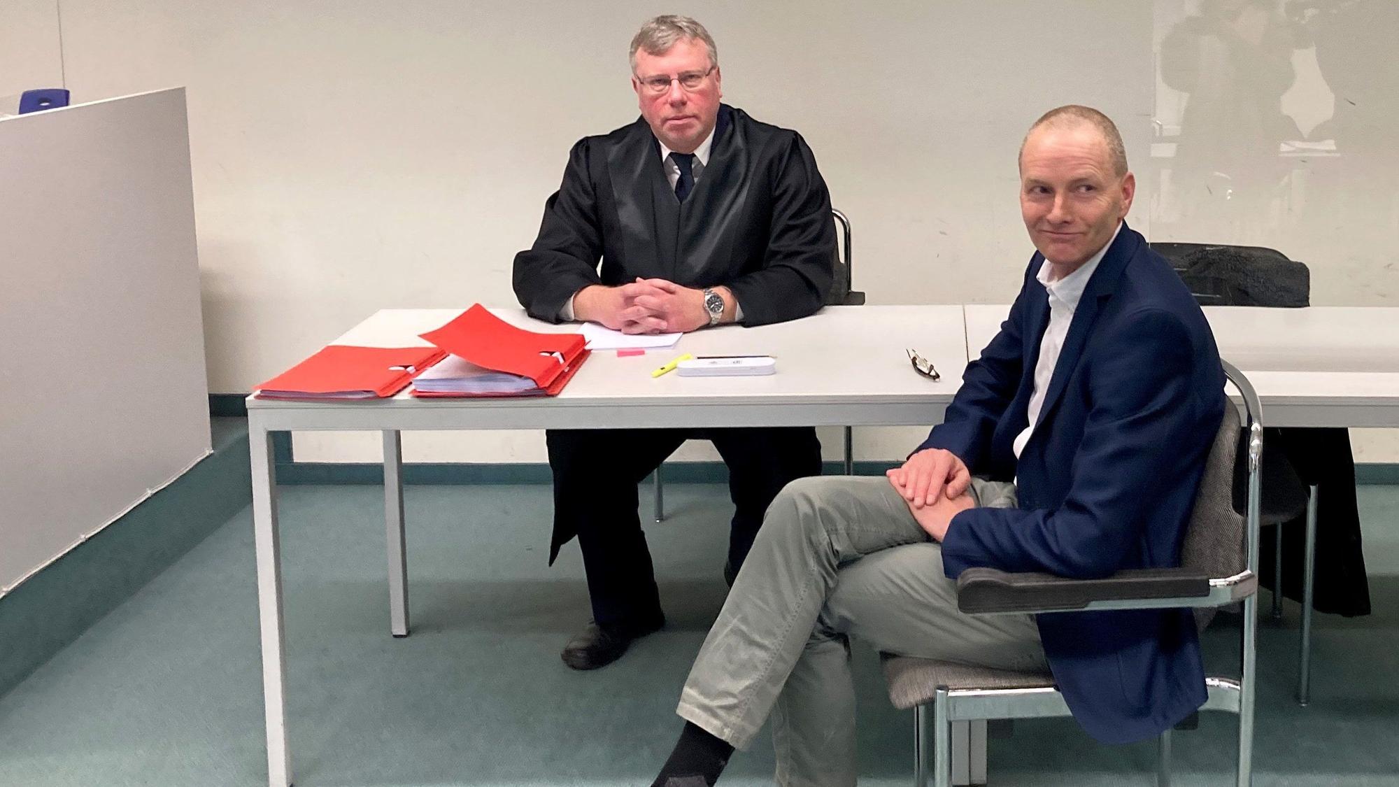 18.01.2023, Berlin: Weil er zwei junge Frauen rassistisch beleidigt und attackiert haben soll, steht der Berliner AfD-Politiker Kai Borrmann (vorne r) in der Hauptstadt vor Gericht. Hinten sitzt sein Anwalt Uwe Wolfgang Kasper.