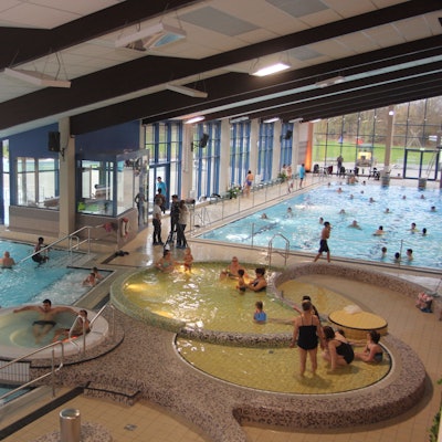 Auf dem Foto sind Badegäste in der Erftlagune zu sehen.