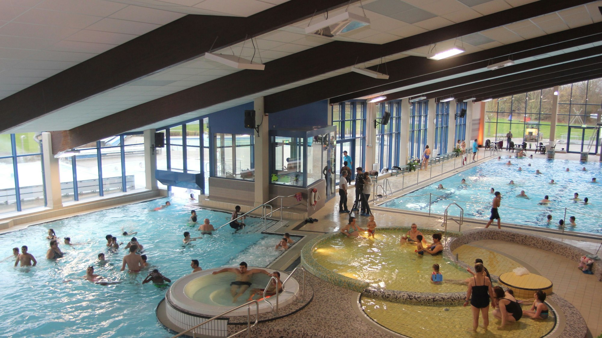 Auf dem Foto sind Badegäste in der Erftlagune zu sehen.