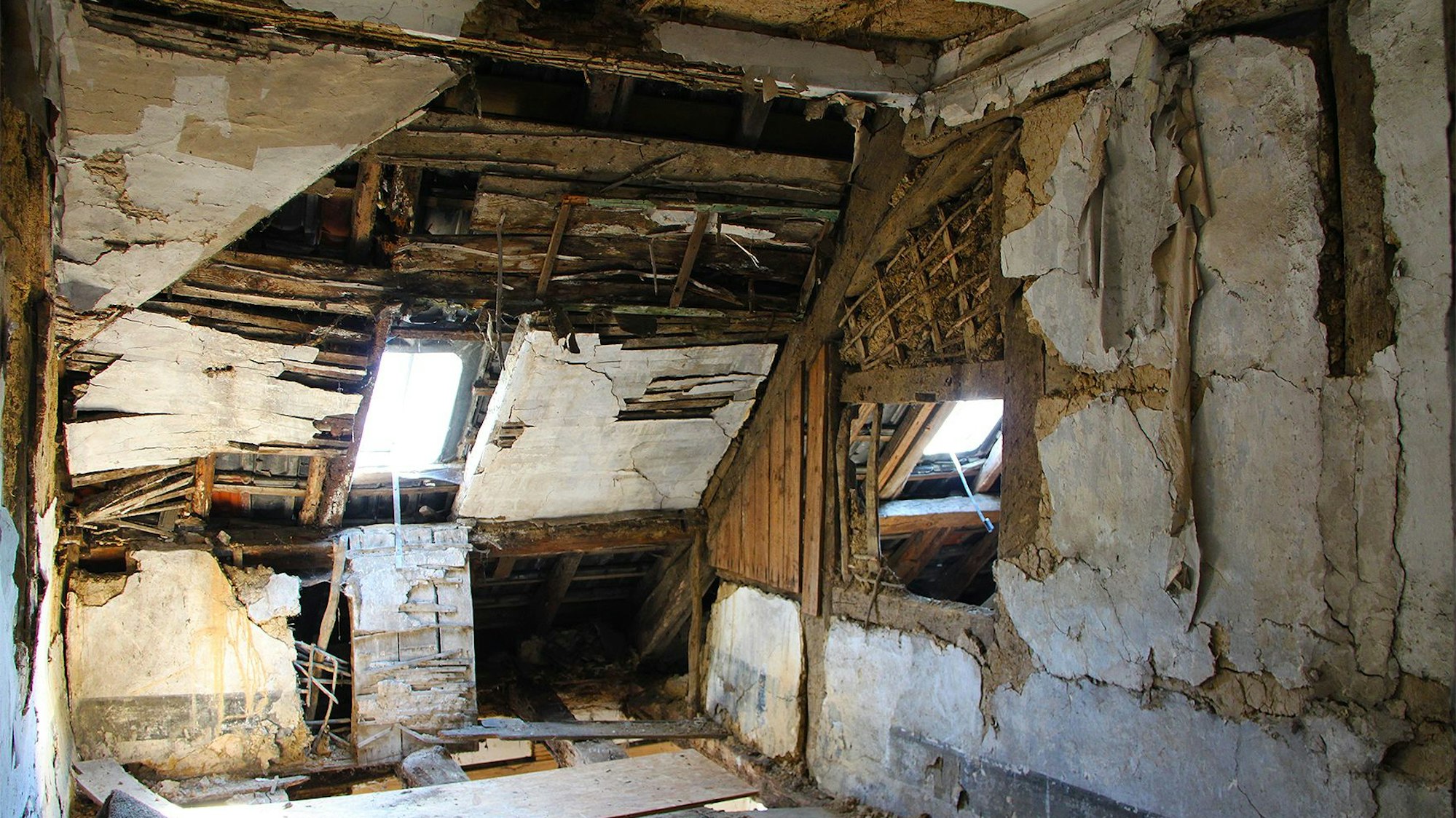 Ein historisches Gebäude weist massive Schäden im Dachgeschoss auf.