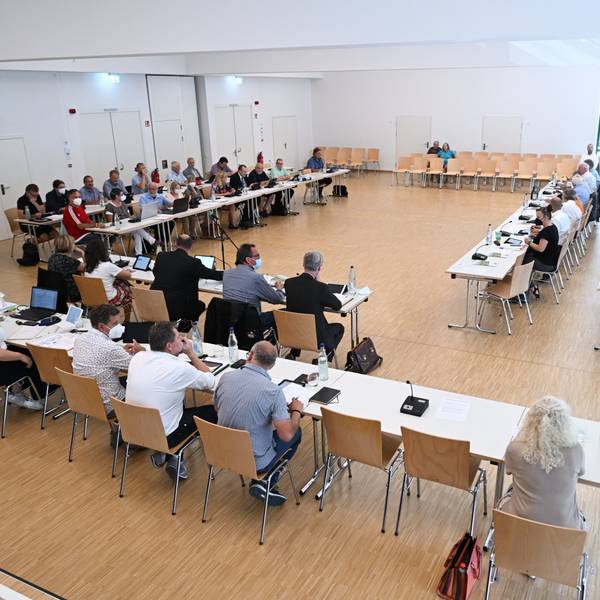 Die Ratsmitglieder sitzen im umgebauten Bürgerhaus Overath.