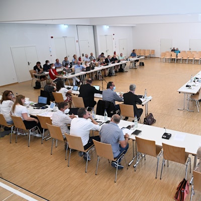 Die Ratsmitglieder sitzen im umgebauten Bürgerhaus Overath.