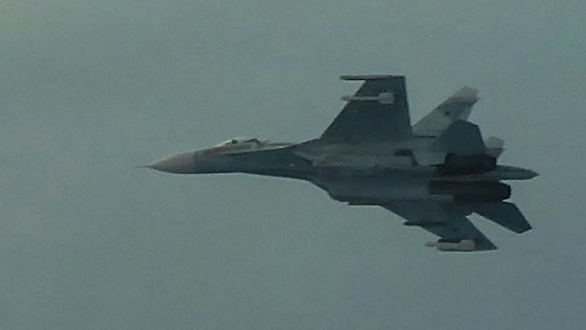 Ein SU-27-Flanker des russischen Militärs, fotografiert von einem deutschen Eurofighter. Neben dem SU 27-Flanker wurde auch eine Iljuschin-20 Coot-A abgefangen. (Archivfoto)