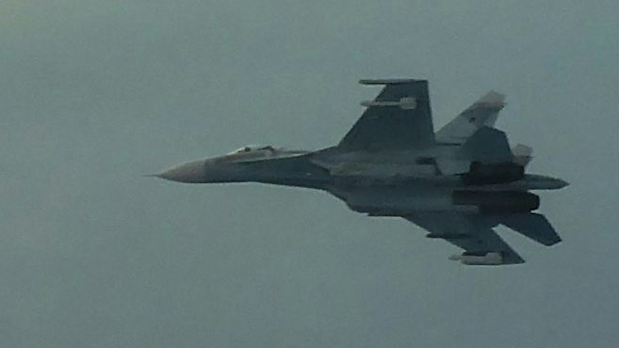 Ein SU-27-Flanker des russischen Militärs, fotografiert von einem deutschen Eurofighter. Neben dem SU 27-Flanker wurde auch eine Iljuschin-20 Coot-A abgefangen. (Archivfoto)