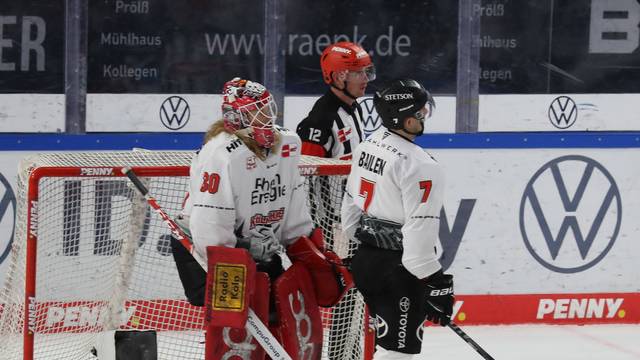 Spieler der Kölner Haie schauen enttäuscht.