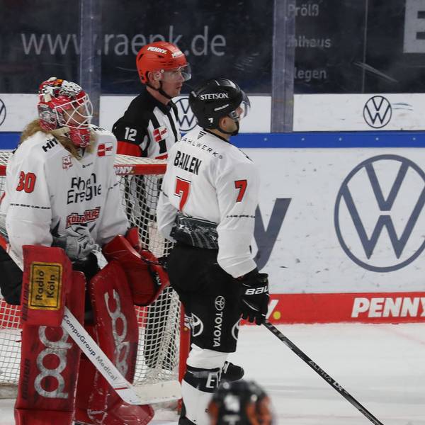 Spieler der Kölner Haie schauen enttäuscht.