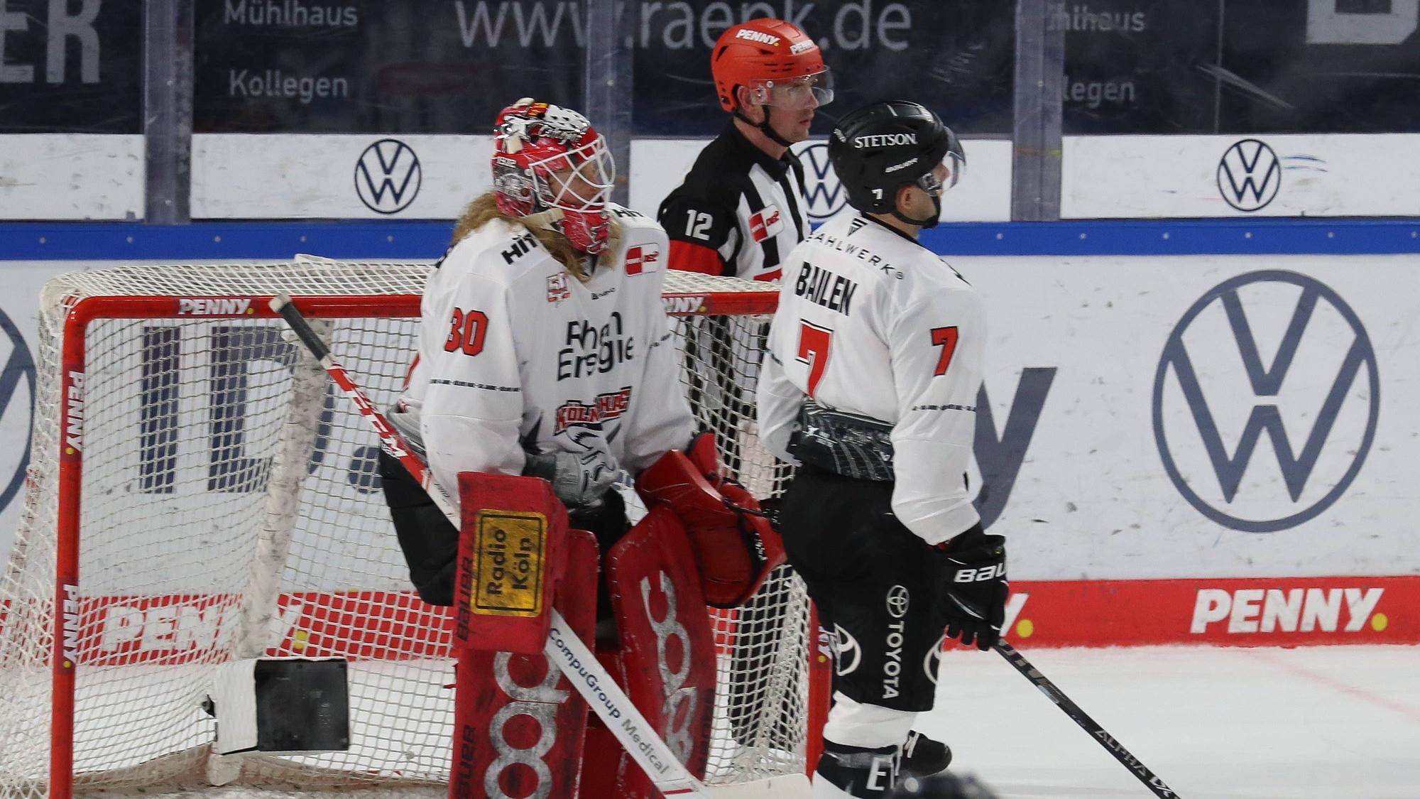 Spieler der Kölner Haie schauen enttäuscht.