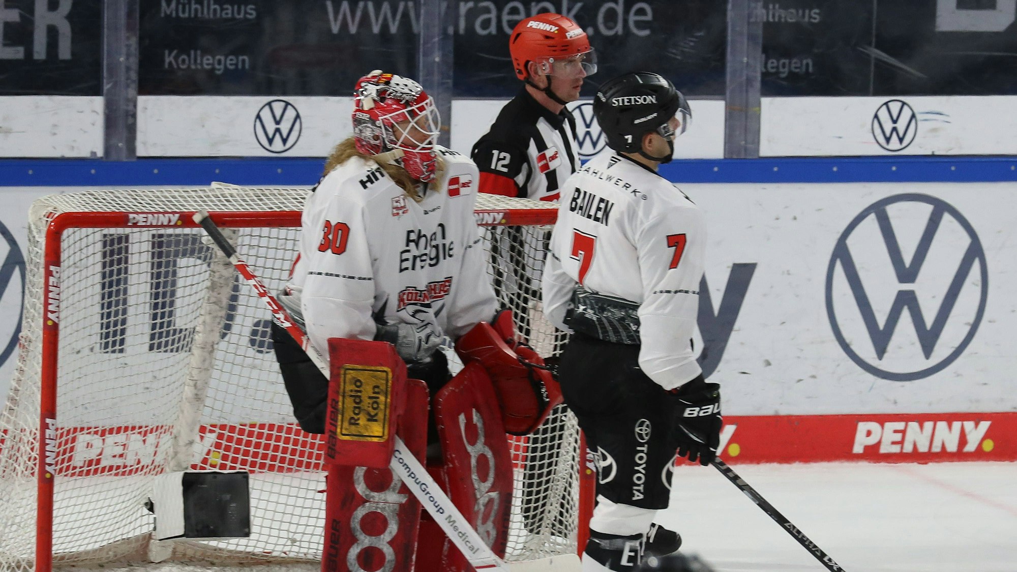 Spieler der Kölner Haie schauen enttäuscht.