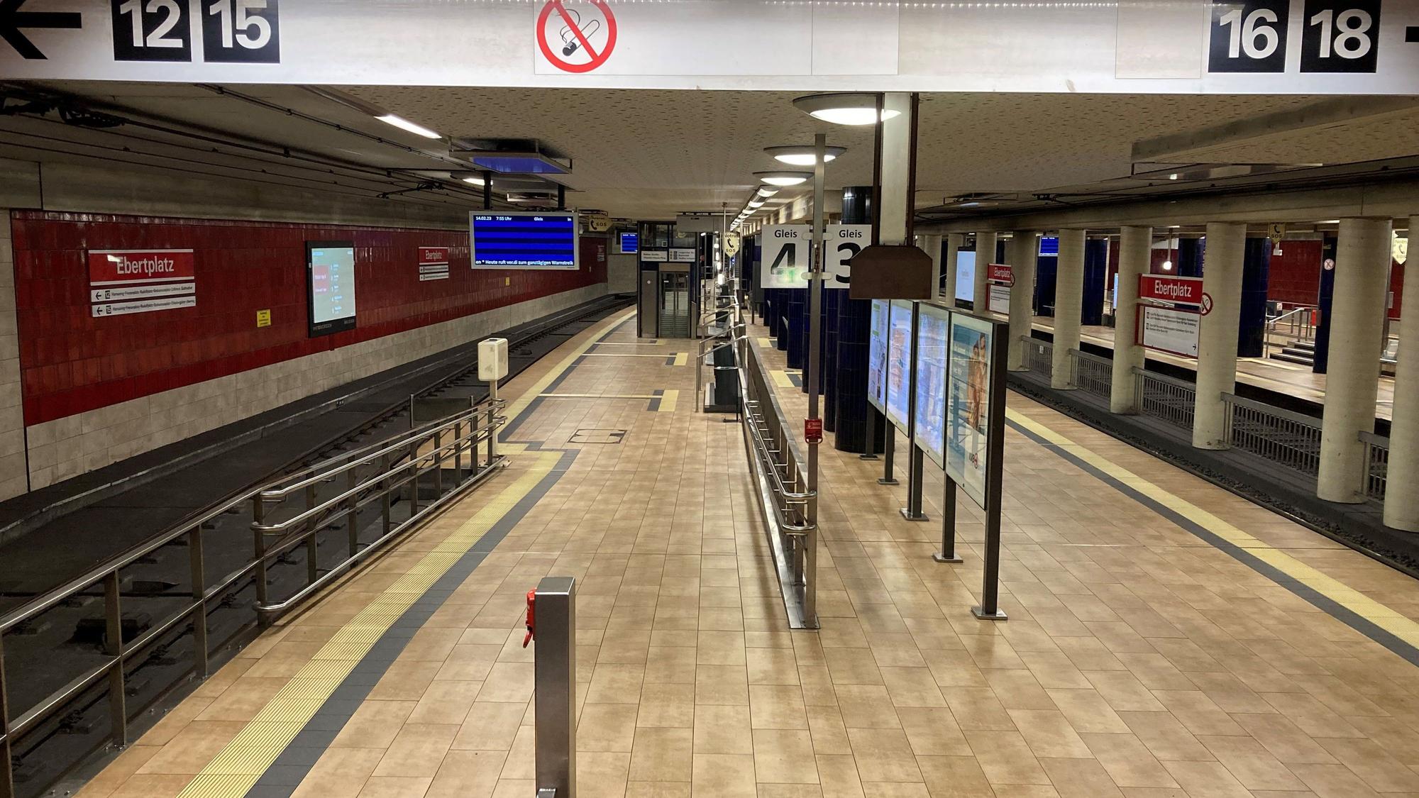 Leere Bahnsteige am Ebertplatz.