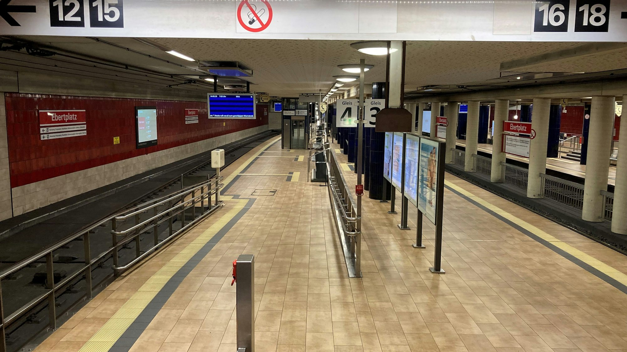 Leere Bahnsteige am Ebertplatz.