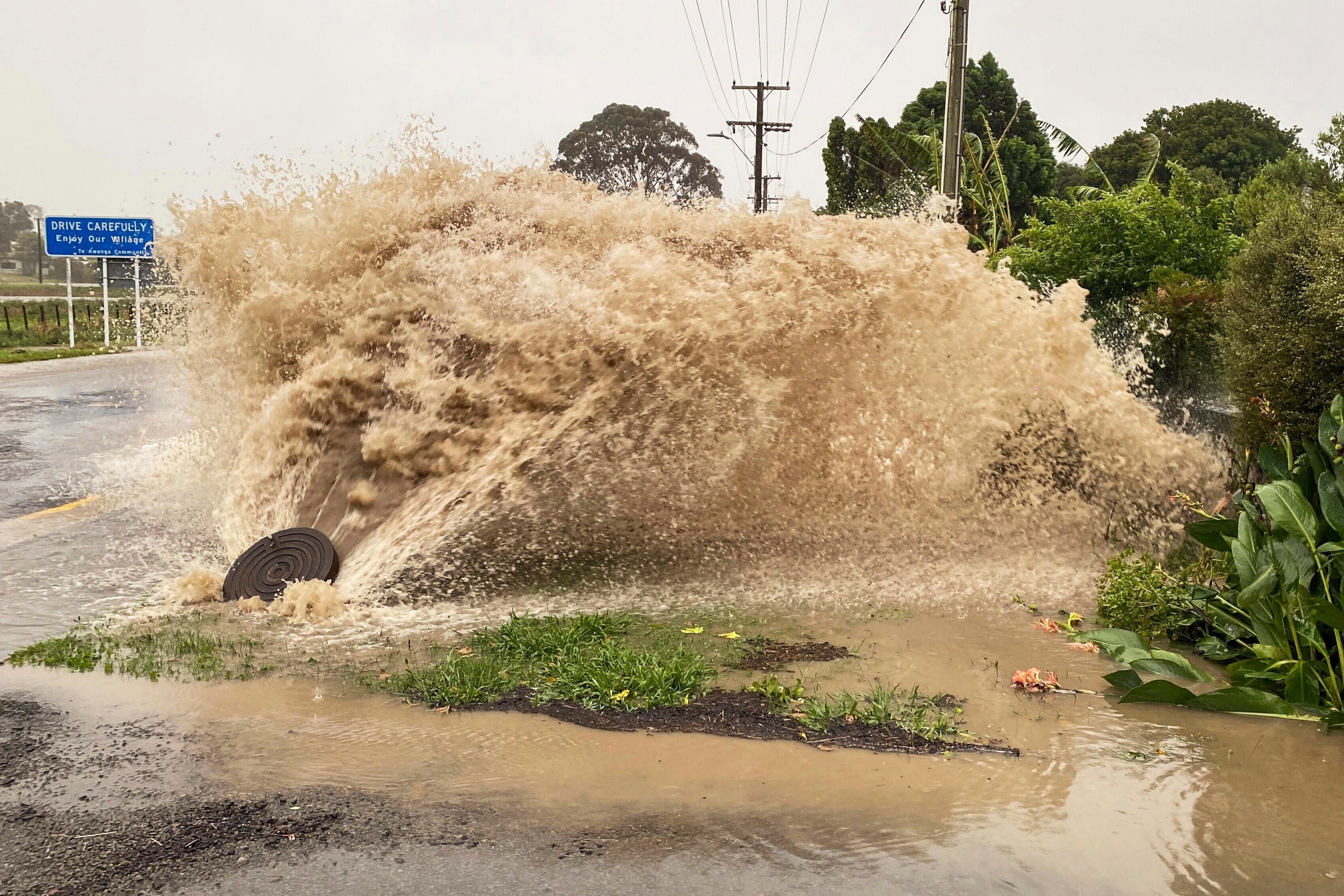 Wasser sprudelt aus einer Regenwasseröffnung in einer Straße in Te Awanga, südöstlich von Auckland