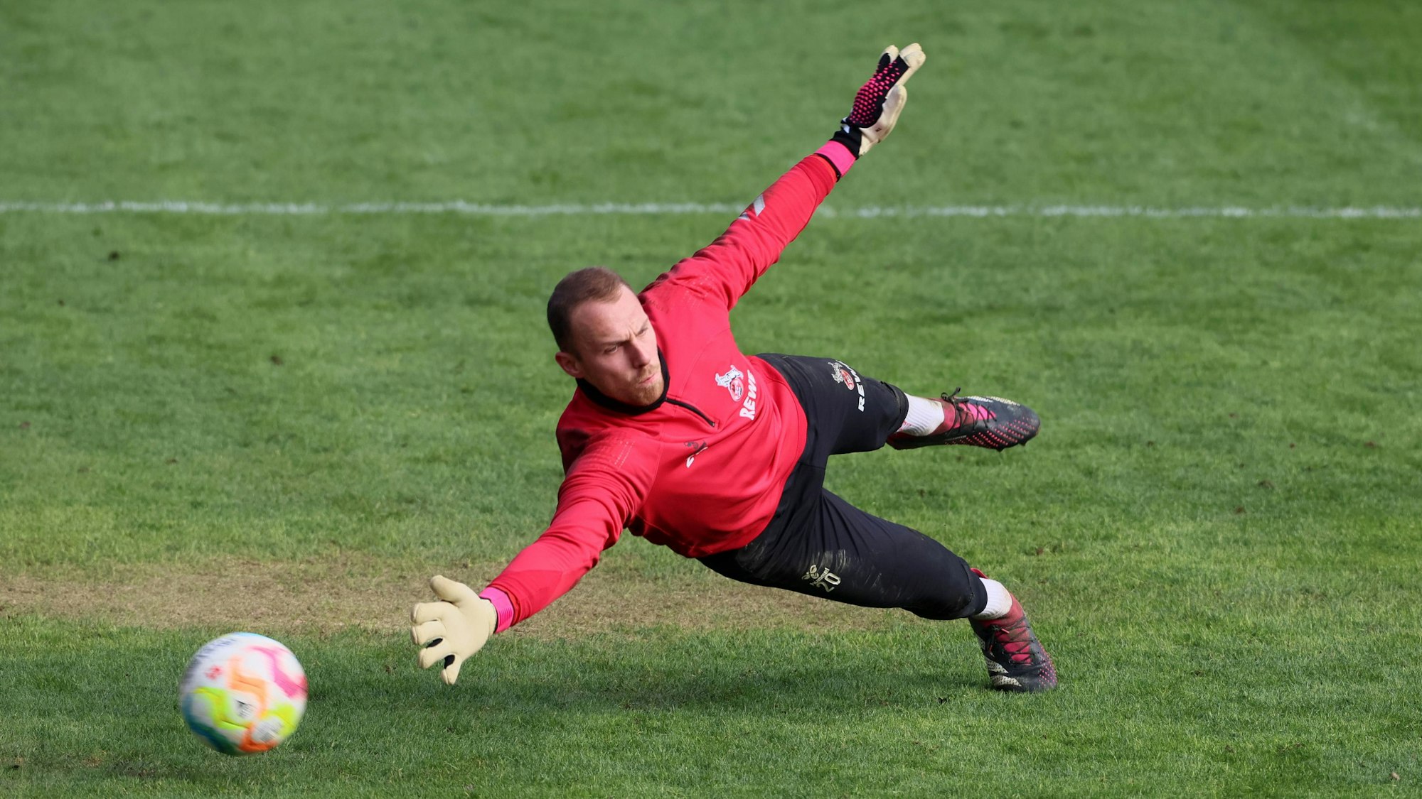 Marvin Schwäbe beim Training des 1. FC Köln.