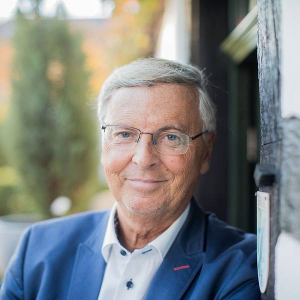 Wolfgang Bosbach lehnt an einer Wand.
