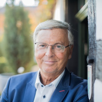 Wolfgang Bosbach lehnt an einer Wand.